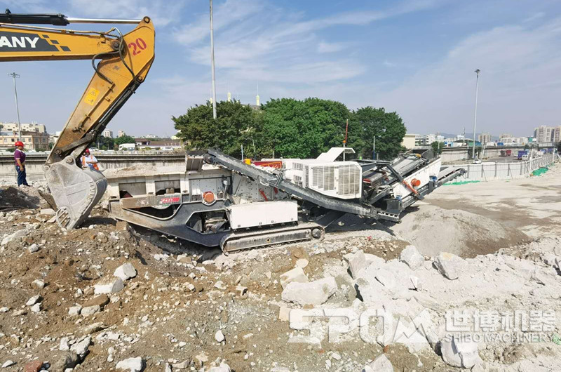 大型建筑廢料粉碎機，履帶式移動破碎站粉碎建筑垃圾現(xiàn)場圖